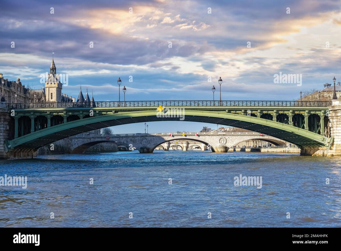 Parigi, la Senna, con il ponte Arcole, e il ponte di Notre-Dame sullo sfondo Foto Stock