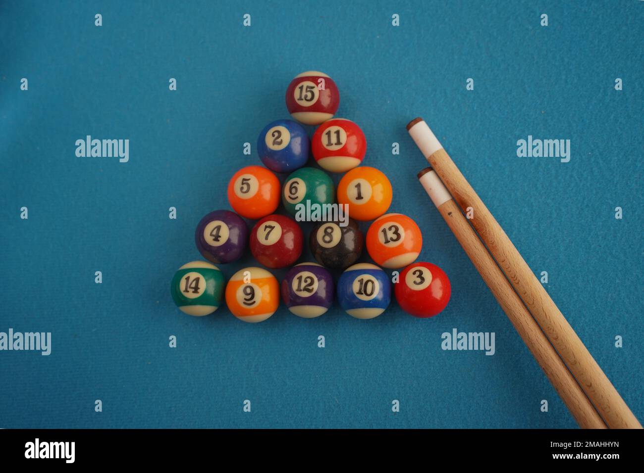 Tavolo da biliardo Biliardo snooker ball Sala giochi intrattenimento. Palle snooker e cue su sfondo blu Foto Stock
