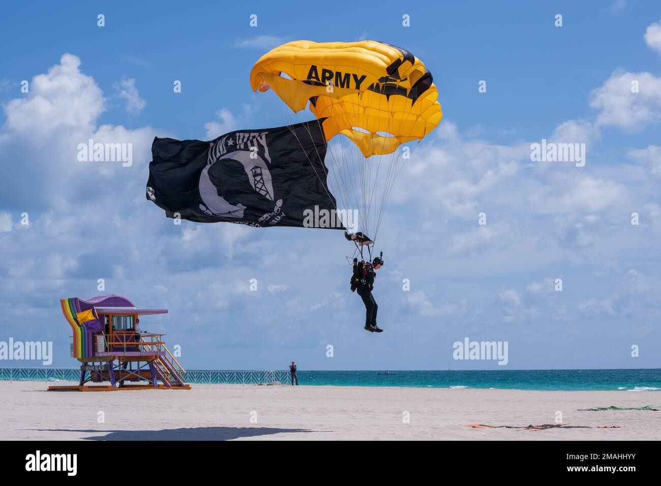 Daniel McKeon degli Stati Uniti La squadra di paracadute dell'esercito atterra con la bandiera di POW su un salto di dimostrazione sopra alla spiaggia a Miami, Florida il 27 maggio, 2022. Il salto è in vista dell'Hyundai Miami Air and Sea Show il 28 e 29 maggio. Foto Stock