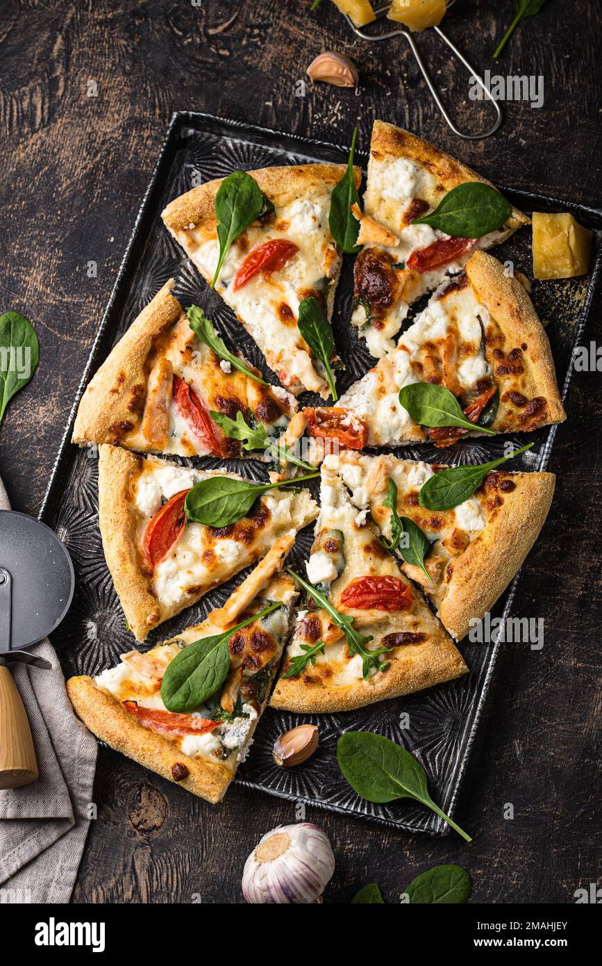 Pizza italiana con feta, pomodoro e basilico Foto Stock