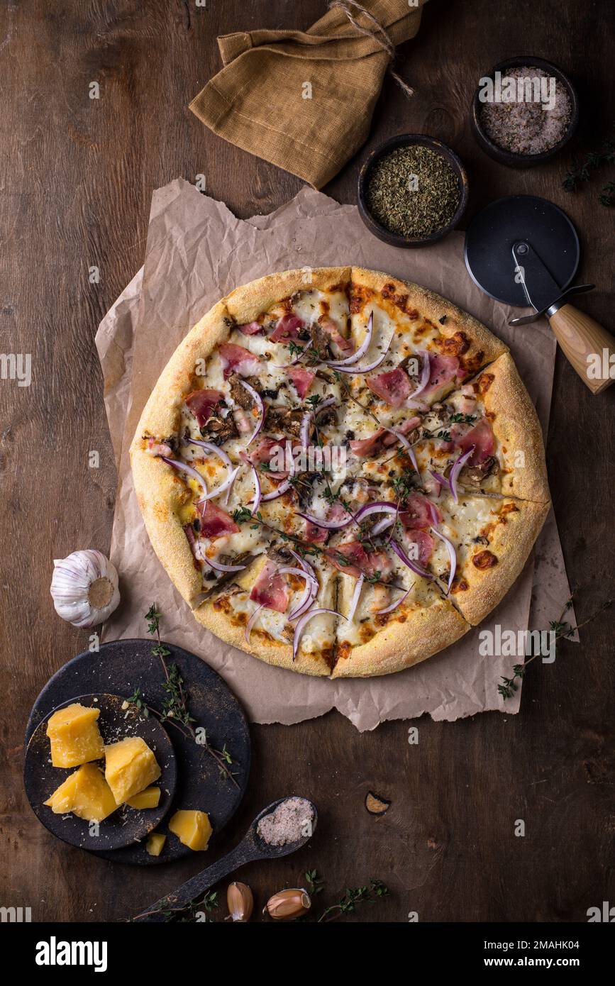 Pizza carbonara italiana con pancetta ed erbe aromatiche Foto Stock