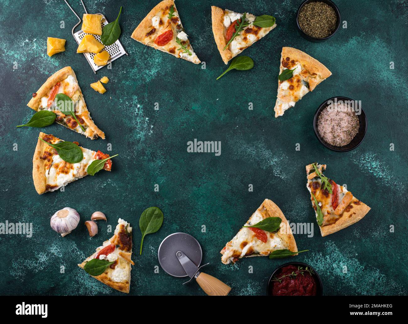 Pizza italiana con feta, pomodoro e basilico Foto Stock