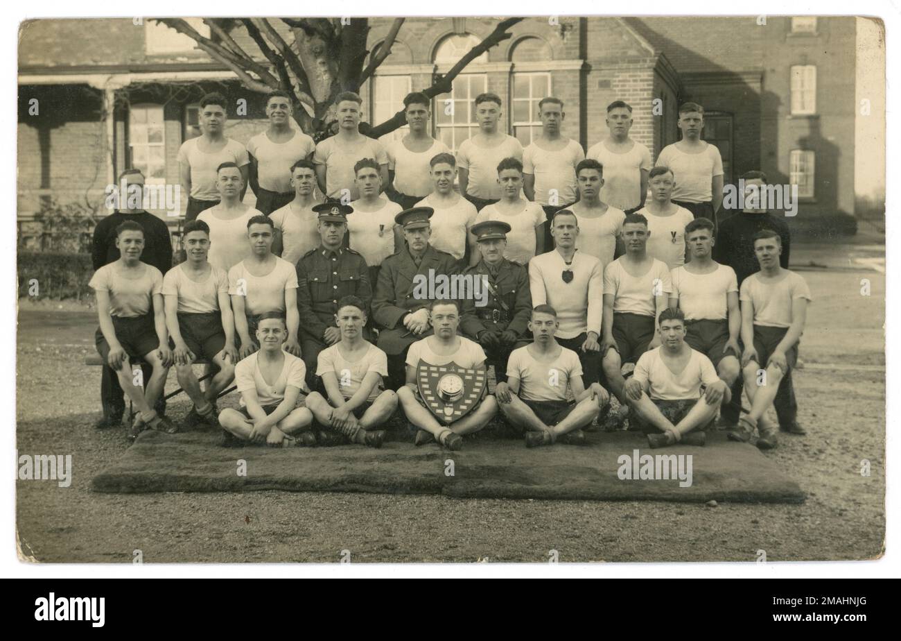 Cartolina originale dell'era WW1 di gruppo di giovani uomini del reggimento reale di Norfolk in una squadra di sport ad un campo di addestramento del Regno Unito circa 1916. Foto Stock