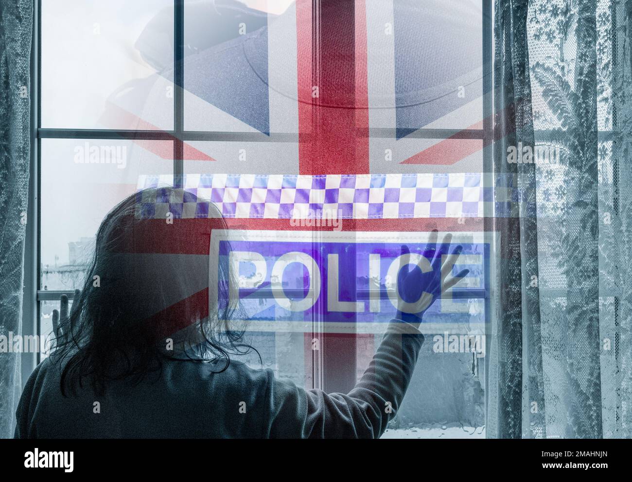 Vista posteriore della donna che guarda fuori dalla finestra. Vista posteriore dell'ufficiale di polizia con bandiera britannica sovrastata. Ho incontrato la polizia, gli abusi domestici, la fiducia nella polizia... Foto Stock