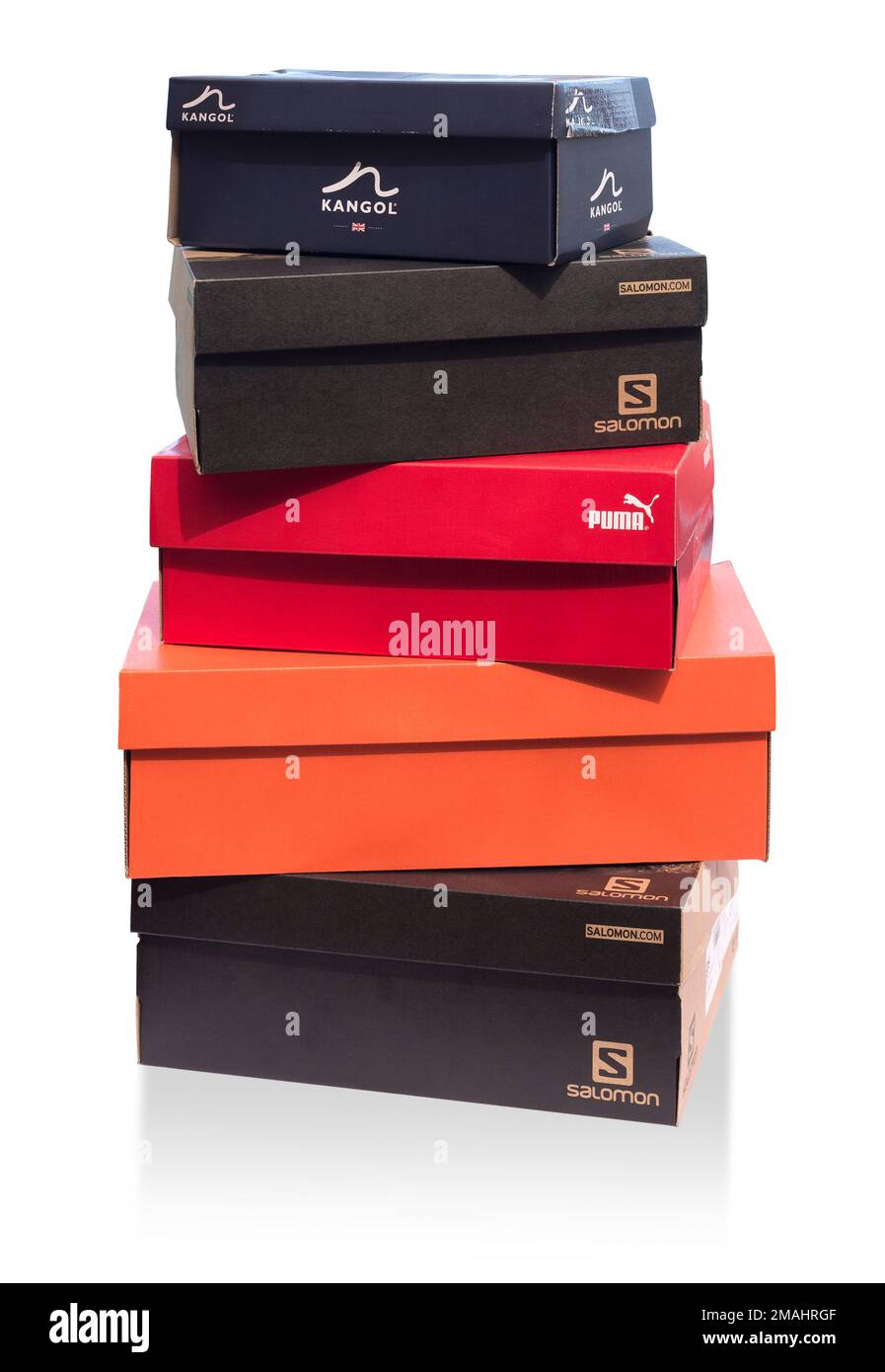 Pomos, Cipro - 04 settembre 2017: Scatole per scarpe sportive. Sparatutto Nike, Salomon, Puma, Kangol. isolato su sfondo bianco Foto Stock