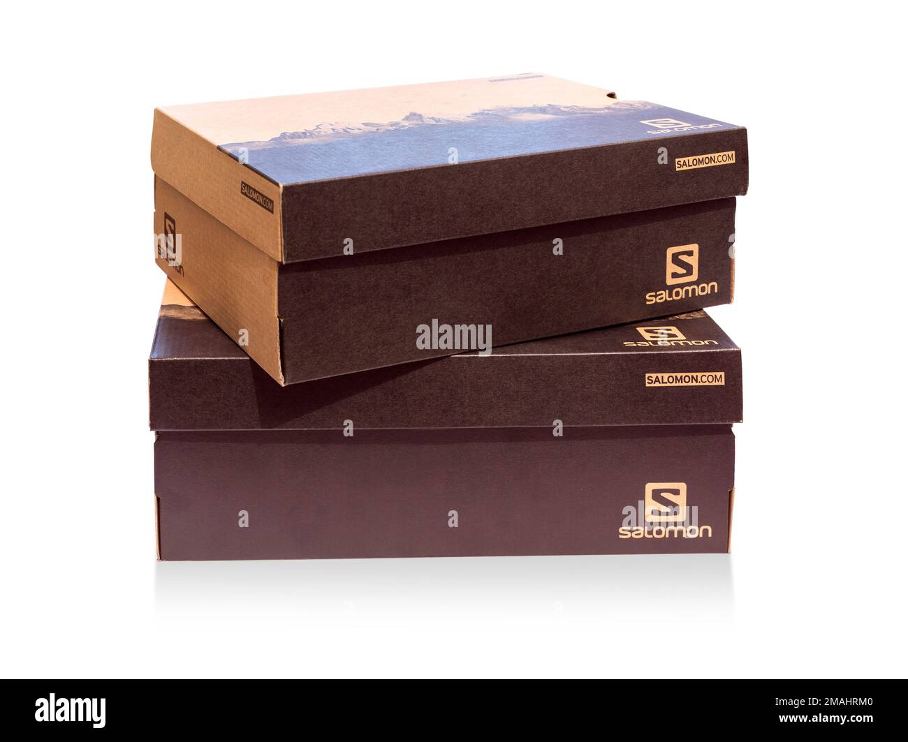 Pomos, Cipro - 04 settembre 2017: Scatole per scarpe sportive. Sparo prodotto di Salomonshoeboxes. isolato su sfondo bianco Foto Stock