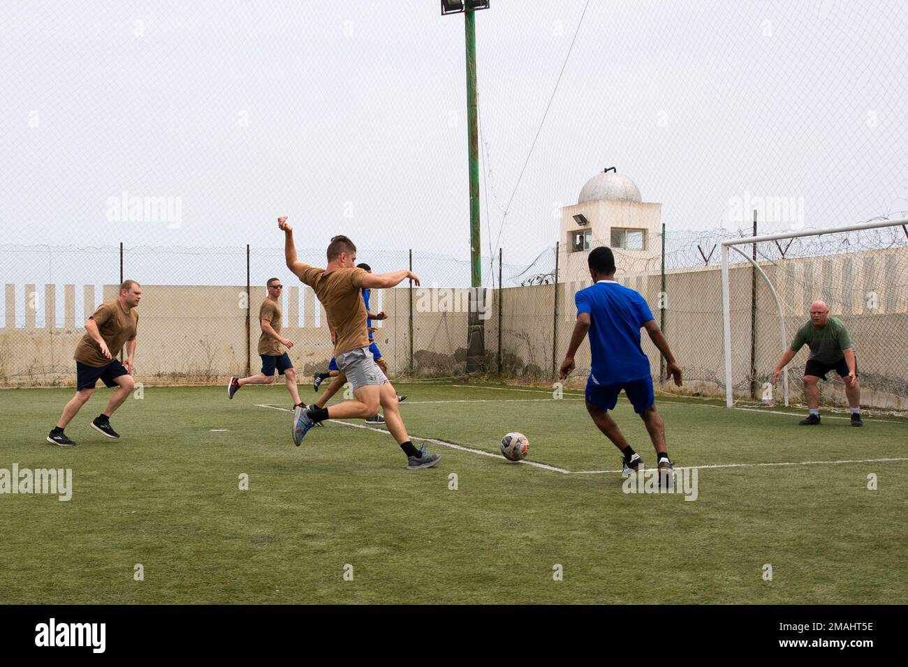 TUNISI, Tunisia (26 maggio 2022) i marinai che partecipano all'esercizio Phoenix Express 2022 giocano a calcio con le loro controparti della Marina tunisina per promuovere partnership e scambi interculturali a Tunisi, Tunisia, il 26 maggio 2022. Phoenix Express 22, condotto dagli Stati Uniti Naval Forces Africa, è un esercizio marittimo volto a migliorare la cooperazione tra le nazioni partecipanti al fine di aumentare la sicurezza marittima e la sicurezza nel Mediterraneo. Foto Stock