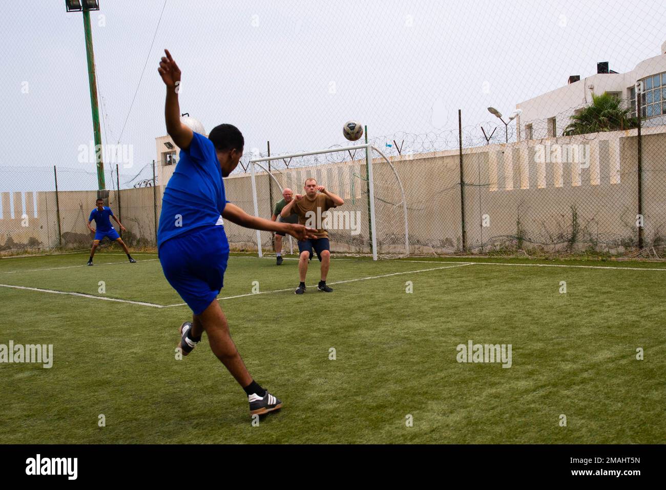 TUNISI, Tunisia (26 maggio 2022) i marinai che partecipano all'esercizio Phoenix Express 2022 giocano a calcio con le loro controparti della Marina tunisina per promuovere partnership e scambi interculturali a Tunisi, Tunisia, il 26 maggio 2022. Phoenix Express 22, condotto dagli Stati Uniti Naval Forces Africa, è un esercizio marittimo volto a migliorare la cooperazione tra le nazioni partecipanti al fine di aumentare la sicurezza marittima e la sicurezza nel Mediterraneo. Foto Stock