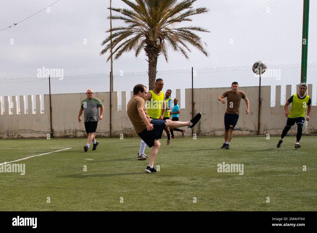 TUNISI, Tunisia (26 maggio 2022) i marinai che partecipano all'esercizio Phoenix Express 2022 giocano a calcio con le loro controparti della Marina tunisina per promuovere partnership e scambi interculturali a Tunisi, Tunisia, il 26 maggio 2022. Phoenix Express 22, condotto dagli Stati Uniti Naval Forces Africa, è un esercizio marittimo volto a migliorare la cooperazione tra le nazioni partecipanti al fine di aumentare la sicurezza marittima e la sicurezza nel Mediterraneo. Foto Stock
