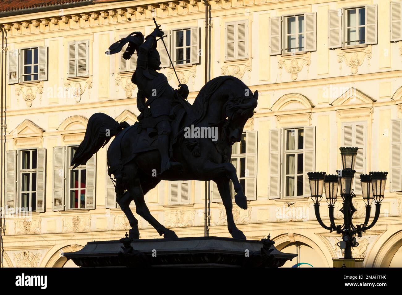 Monumento equestre (conosciuto come 'Caval 'd Brons') a Emmanuel Philibert di Savoia in Piazza San Carlo a Torino. Foto Stock
