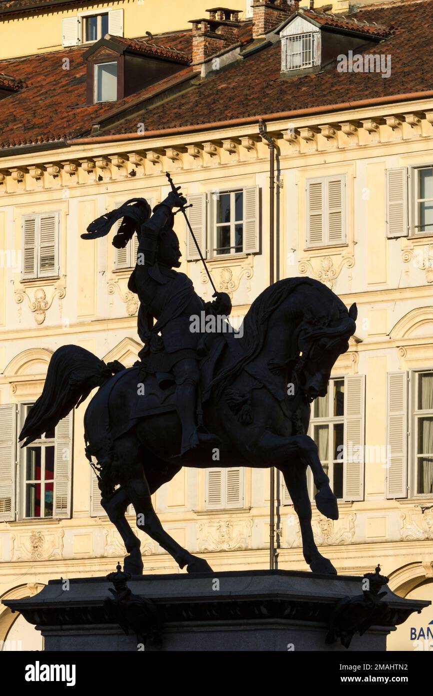 Monumento equestre (conosciuto come 'Caval 'd Brons') a Emmanuel Philibert di Savoia in Piazza San Carlo a Torino. Foto Stock
