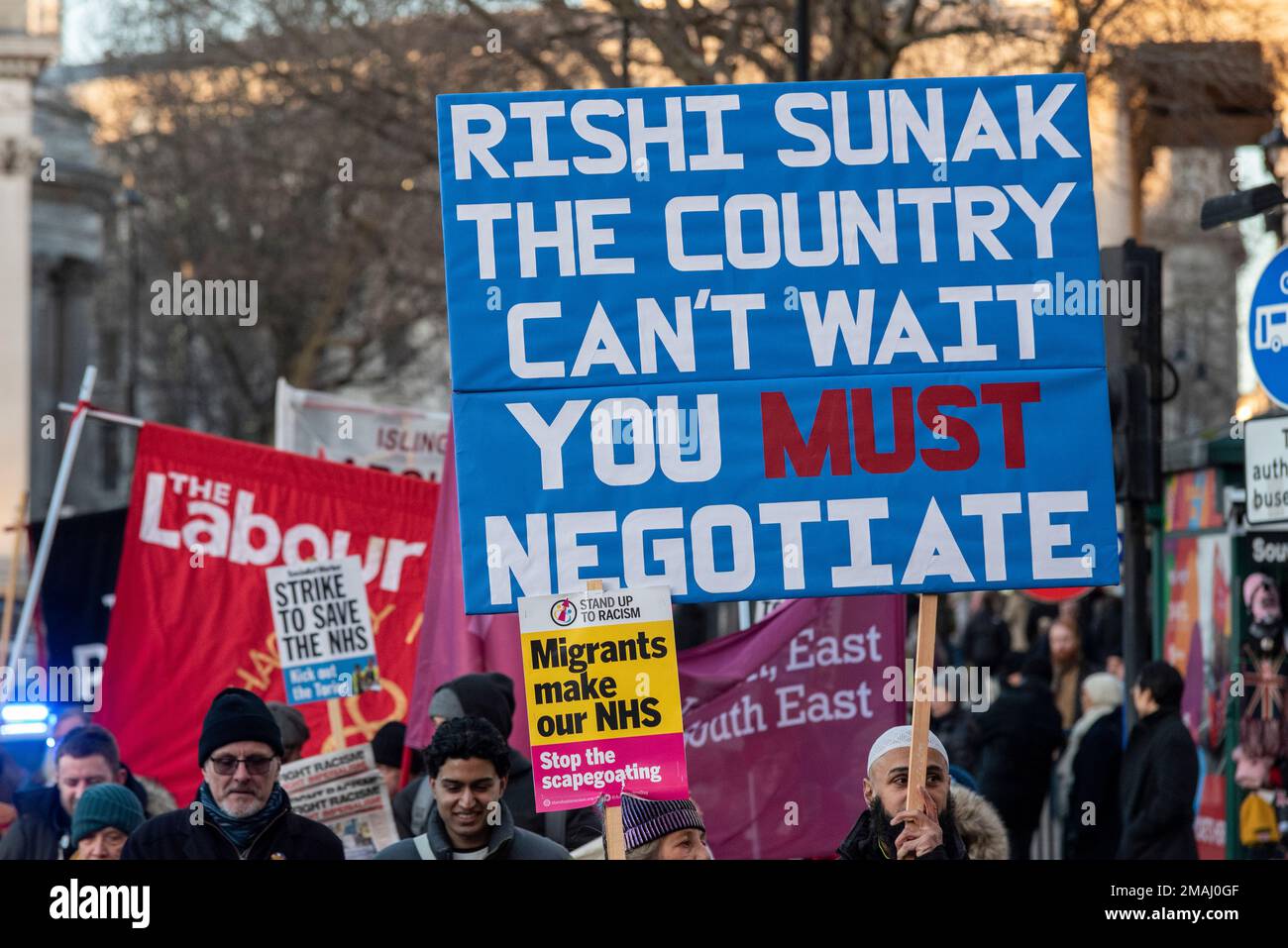 I manifestanti si sono riuniti fuori dall'University College di Londra e hanno marciato a Downing St chiedendo un aumento della retribuzione per gli infermieri e miglioramenti nelle condizioni Foto Stock