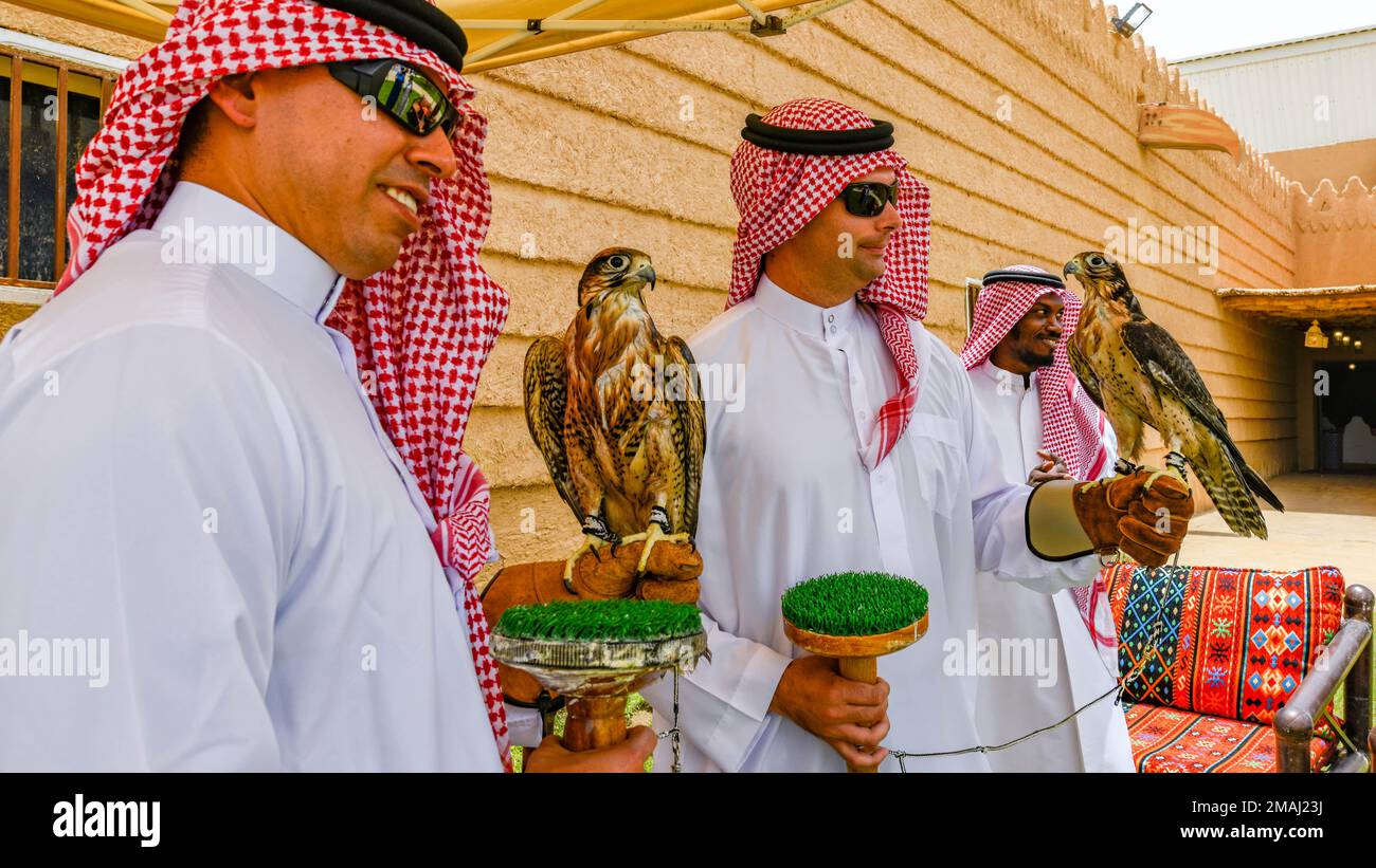 I membri del servizio degli Stati Uniti detengono falchi al Prince Sultan Air base Museum, Regno dell'Arabia Saudita, 27 maggio 2022. Più di 700 membri del servizio degli Stati Uniti hanno partecipato alla giornata culturale saudita. L'evento di tre giorni, dal 27 al 29 maggio, è stato ospitato attraverso uno sforzo collaborativo tra lo Scientist's Gift Program, membri locali della Royal Saudi Air Force e la host Nation Coordination Cell del 378th Air Expeditionary Wing, per fornire l'opportunità di conoscere la storia, la cultura e le tradizioni dell'Arabia Saudita. 378th Air Expeditionary Wing,AFCENT,Royal Saudi Air Force,Scientists Gift Program,USCENTCOM, Foto Stock