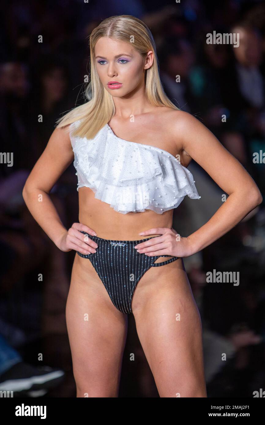 Un modello cammina sulla pista per il Cirone Swimwear Fashion Show durante la settimana Art, Hearts, Fashion Swim al Faena Forum di Miami Beach il 7- 11- 2021 Foto Stock