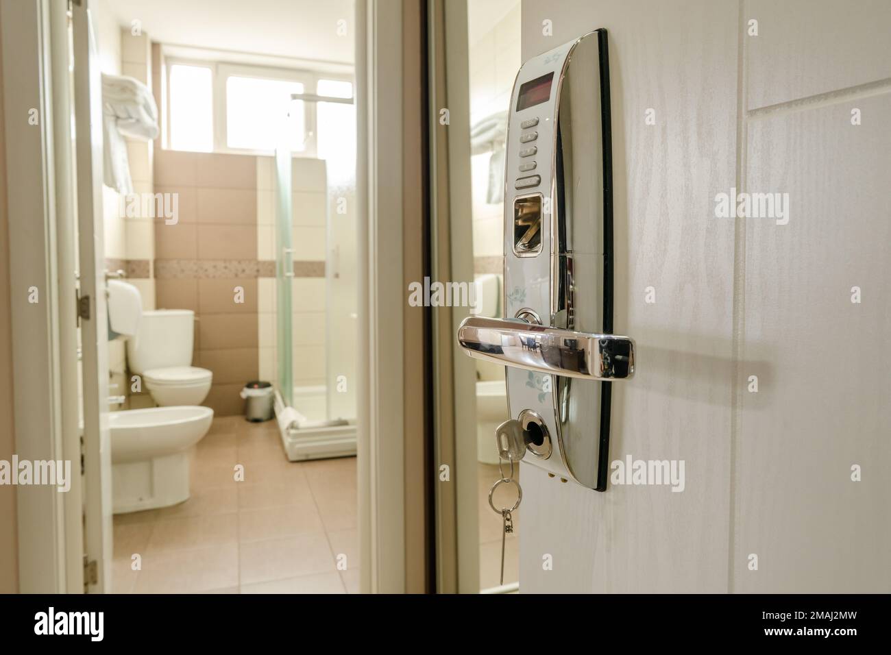 Vicino alla porta aperta con la moderna serratura della camera dell'hotel Foto Stock