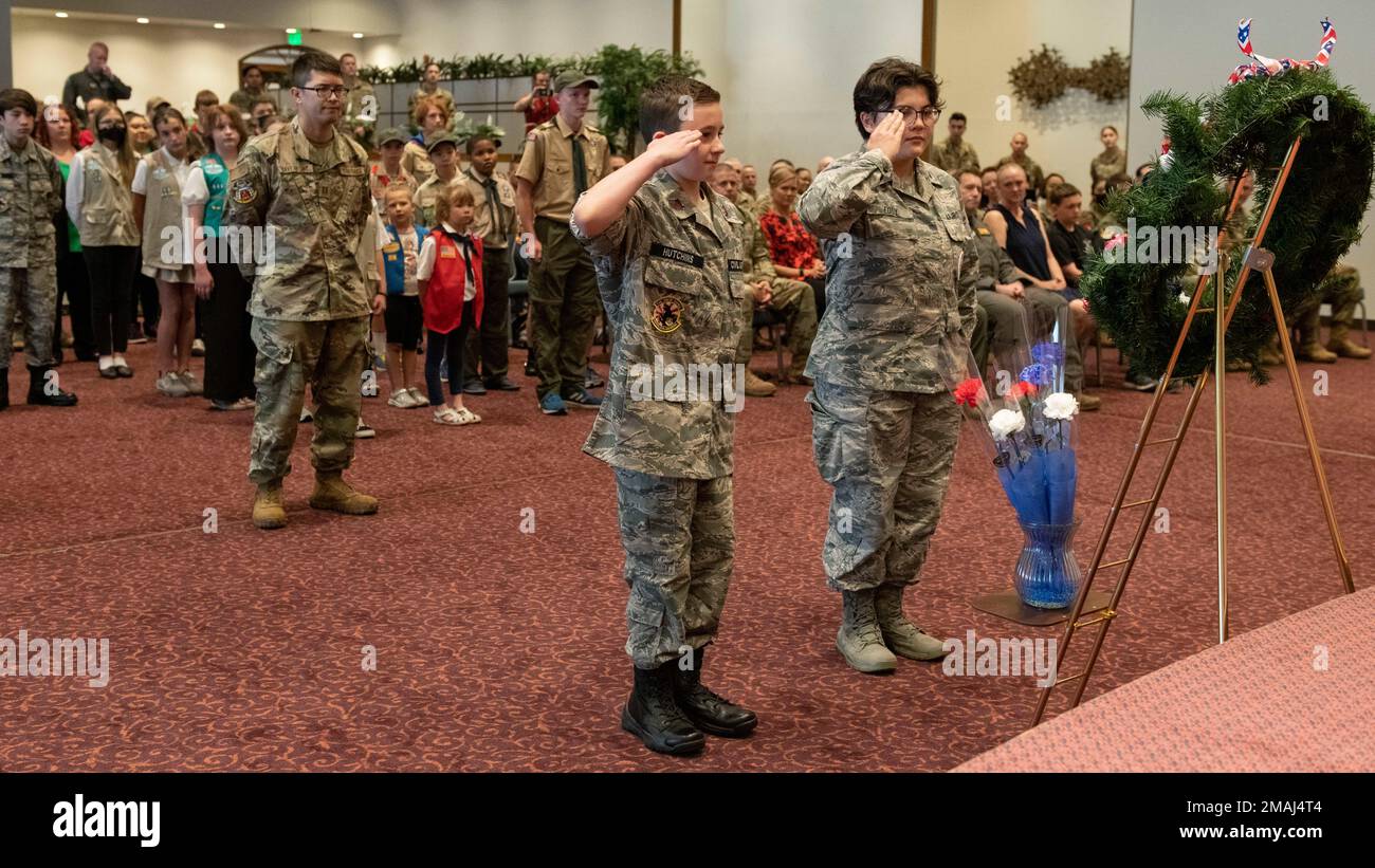 Membri degli Stati Uniti La Civil Air Patrol saluta una corona commemorativa durante una cerimonia del Memorial Day presso la base aerea di Yokota, Giappone, il 27 maggio 2022. Una tradizione delle cerimonie del Memorial Day è quella di rendere omaggio ai morti onorati offrendo fiori rossi, bianchi e blu per simboleggiare il ricordo, la purezza e l'eternità. Foto Stock