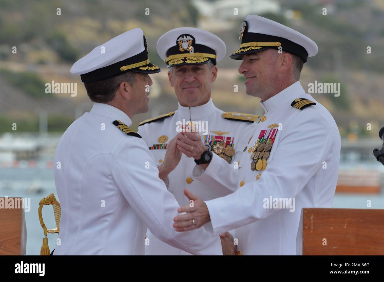 San Diego (27 maggio 2022) il Capitano Ken Douglas, a destra, abbraccia il Capitano Patrick Friedman, a sinistra, dopo averlo ufficialmente alleviato come commodore. Commander, Submarine Squadron (COMSUBRON) 11 cerimonia di cambio di comando alla base navale di Point Loma (NBPL) a bordo del sottomarino di classe Los Angeles USS Santa Fe (SSN 763) il 27 maggio. Foto Stock