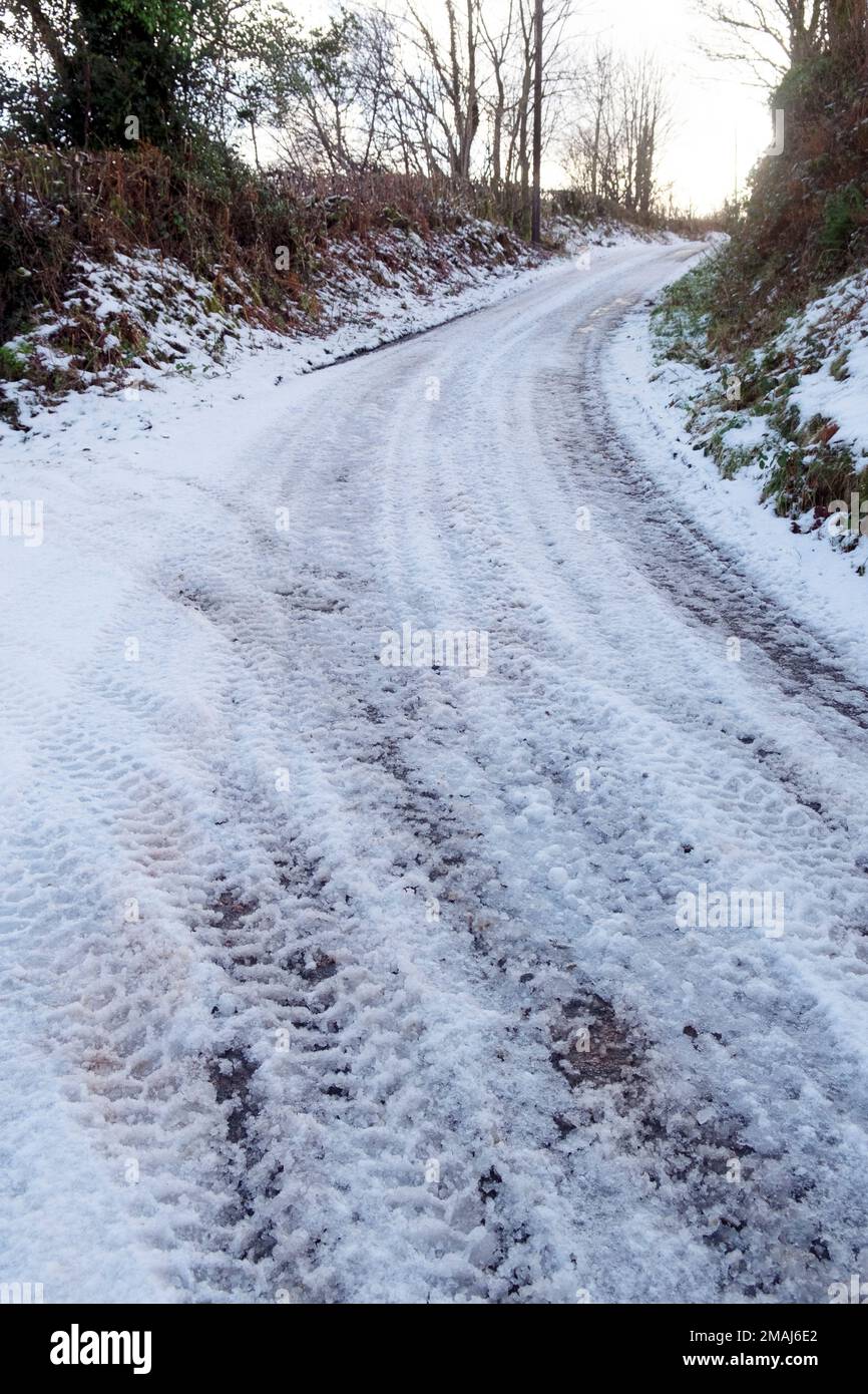 Ghiaccio e neve ghiacciata sulla strada rurale corsia di campagna in inverno gennaio 2023 Carmarthenshire Galles Regno Unito Gran Bretagna KATHY DEWITT Foto Stock