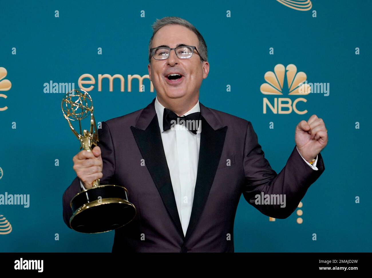 John Oliver poses in the press room with the award for outstanding variety talk series at the 74th Primetime Emmy Awards on Monday, Sept. 12, 2022, at the Microsoft Theater in Los Angeles. (AP Photo/Jae C. Hong) Foto Stock