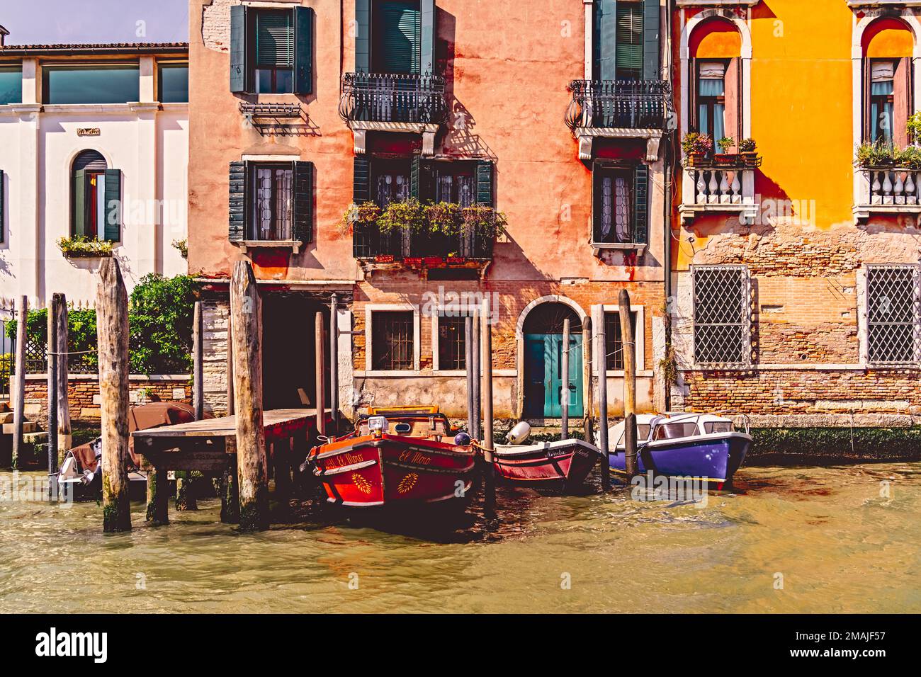 Una tipica casa vecchia a venezia vicino al canale Foto Stock