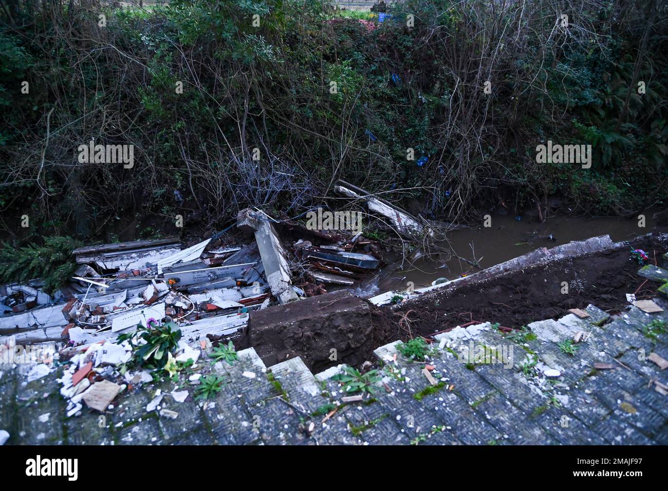 SANT'AGATA DE' GOTI, ITALIA - GENNAIO 19: Il crollo dell'ala del cimitero di Sant'Agata de' Goti (Benevento), comune situato ad est di Napoli. Circa venti bare e 80 urne crollarono nel torrente Martorano a seguito delle pesanti piogge che hanno colpito Sant'Agata de' Goti nelle ultime ore del 19 gennaio 2023. Foto di Nicola Ianuale. Credit: Nicola Ianuale/Alamy Live News Foto Stock