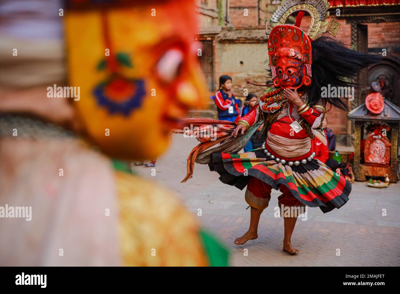 Nepal. 19th Jan, 2023. Un ballerino indù esegue una tradizionale danza maschera durante il festival Navadurga a Bhaktapur. Nava Durga Naach (danza) è un festival indigeno di Bhaktapur che è fondamentalmente la cerimonia di danza maschera dei nove Durgas. (Credit Image: © Amit Machamasi/ZUMA Press Wire) SOLO PER USO EDITORIALE! Non per USO commerciale! Credit: ZUMA Press, Inc./Alamy Live News Foto Stock