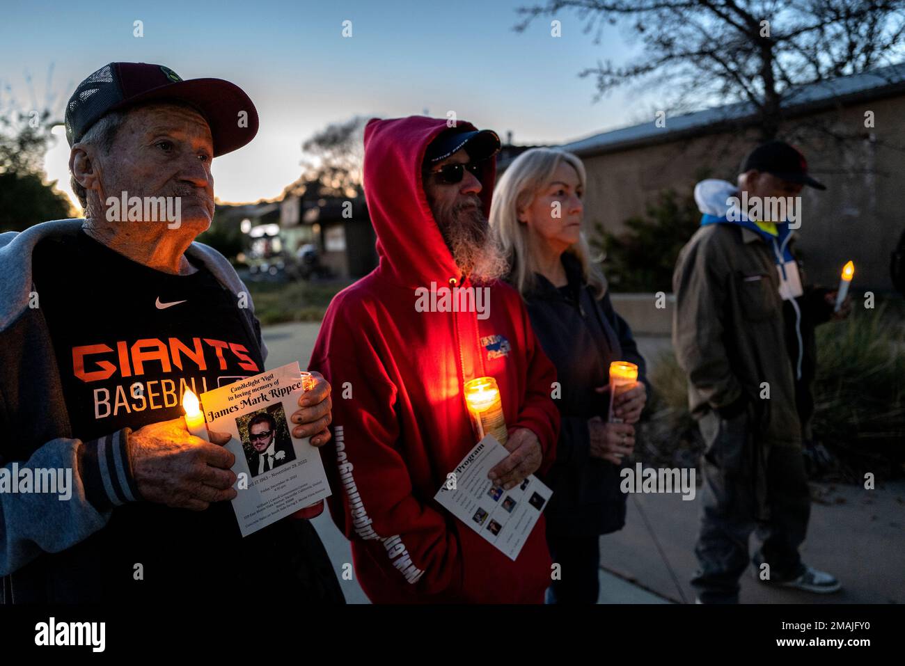 Vacaville, Calif, Stati Uniti. 16th Dec, 2022. Rodney Lewellen, a sinistra, si unisce alla comunità a una veglia a lume di candela in onore di James Mark Rippee fuori dal William J Carroll Government Center di Vacaville venerdì 16 dicembre 2022. Rippee, cieco e senza tetto, ha trascorso 16 anni cercando di navigare in un sistema sanitario mentale fallito e morì il 29 novembre. L'ex consigliere della città di Vacaville Nolan Sullivan, che ha parlato, ha detto di aver lavorato con la famiglia Rippee negli ultimi anni, ma ritiene che si debba una formale scusa. "Credo che oggi ci sia ancora molto poco che la città, la contea, lo stato potrebbero avere Foto Stock