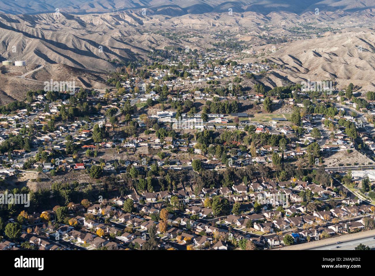 Veduta aerea della proliferazione suburbana nella comunità Canyon Country nella valle di Santa Clarita vicino a Los Angeles California. Foto Stock