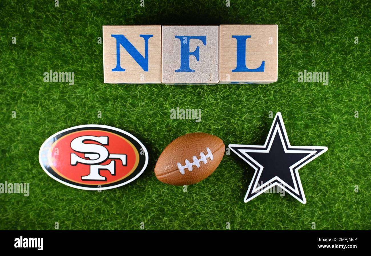 20 gennaio 2023, New York, USA. Emblemi delle squadre di calcio che partecipano ai playoff NFL Dallas Cowboys e San Francisco 49ers. Foto Stock