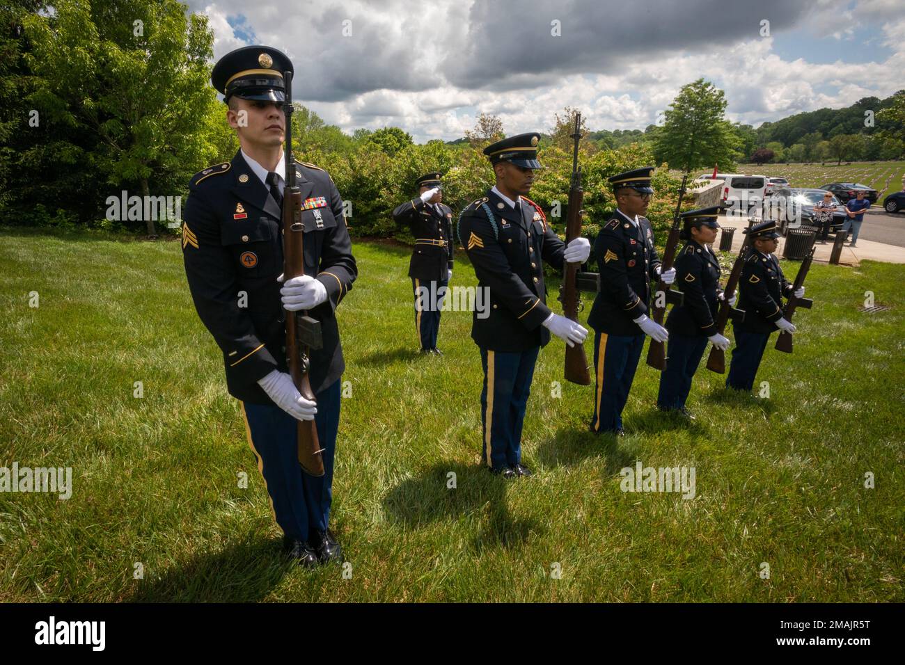 I soldati della Guardia Nazionale dell'Esercito del New Jersey stanno attualmente in piedi durante la cerimonia annuale del Memorial Day dello Stato al Brigadier General William C. Doyle Memorial Cemetery, Wrightstown, 28 maggio 2022. (Foto della Guardia Nazionale del New Jersey di Mark C. Olsen) Foto Stock