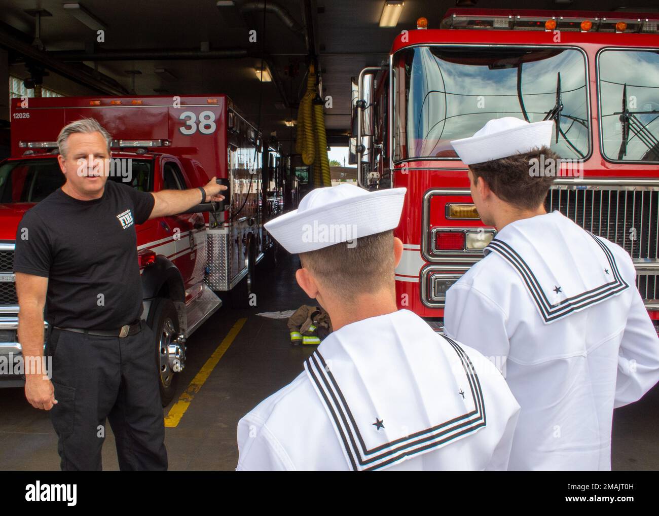 Wilmington, California (28 maggio 2022) - Aviation Boatswain's Mate (Fuel) 3rd Classe Donald Newby, da Houston, E Seaman Julian Workman, entrambi assegnati alla nave d'assalto anfibio USS Essex (LHD 2), da Daytona Beach, Fla., arrivano per un tour al fuoco di Los Angeles Task Force 38 situato a Wilmington, California durante la settimana della flotta di Los Angeles. Il LAFW è un'opportunità per il pubblico americano di incontrare le squadre della Marina, del corpo dei Marine e della Guardia Costiera e di sperimentare i servizi marini americani. Durante la settimana della flotta, i membri dell'assistenza partecipano a vari eventi di assistenza della comunità, esponendo le funzionalità e i dati di base Foto Stock