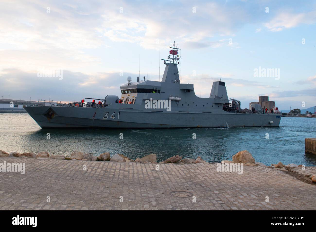 TUNISI, Tunisia (28 maggio 2022) la nave di pattuglia offshore della Royal Maroccan Navy Bir Anzaran (P 341) inizia per la parte in mare dell'esercizio Phoenix Express 2022 a Tunisi, Tunisia, 28 maggio 2022. Phoenix Express 22, condotto dagli Stati Uniti Naval Forces Africa, è un esercizio marittimo volto a migliorare la cooperazione tra le nazioni partecipanti al fine di aumentare la sicurezza marittima e la sicurezza nel Mediterraneo. Foto Stock