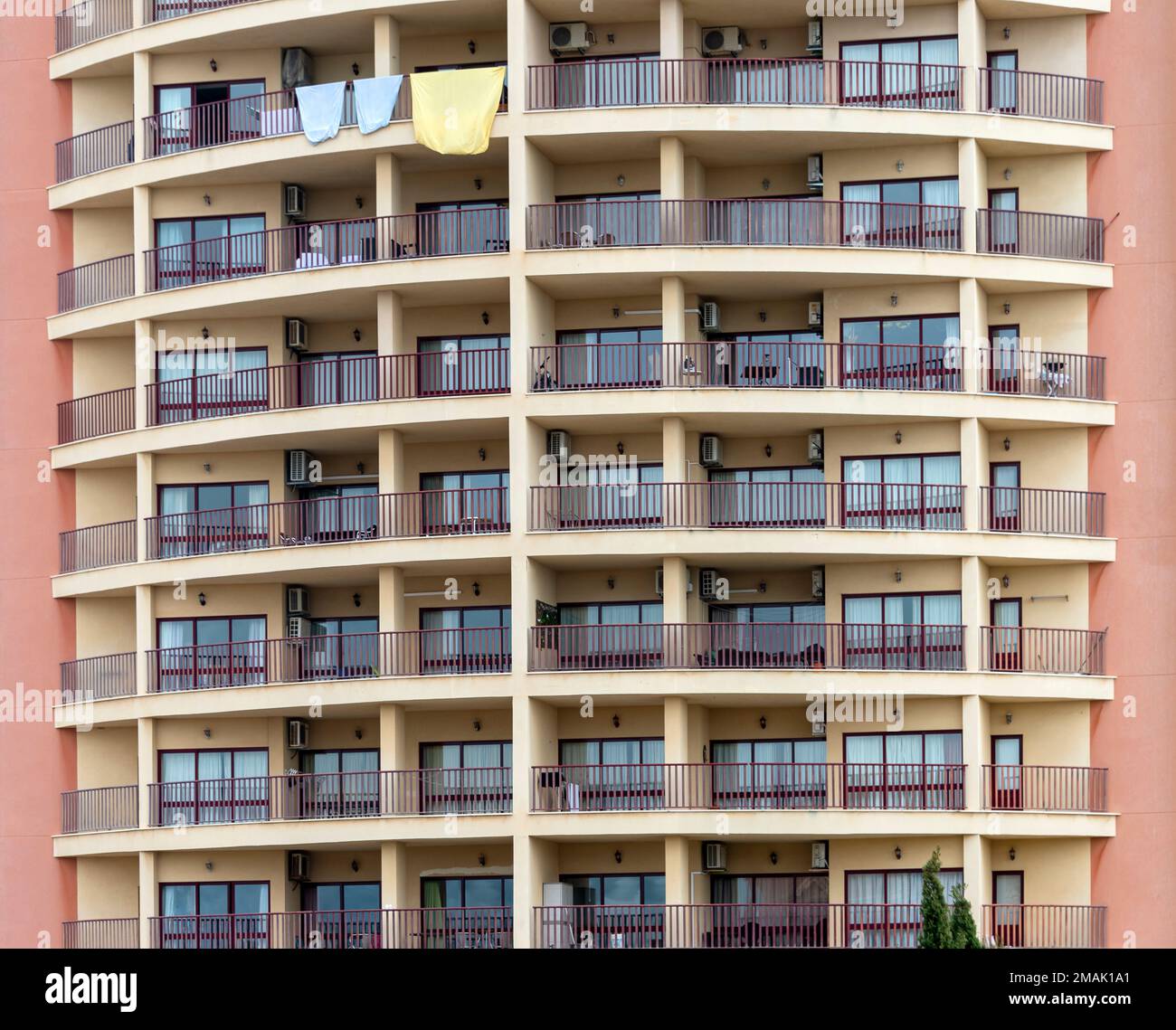 primo piano di un moderno condominio con balconi Foto Stock
