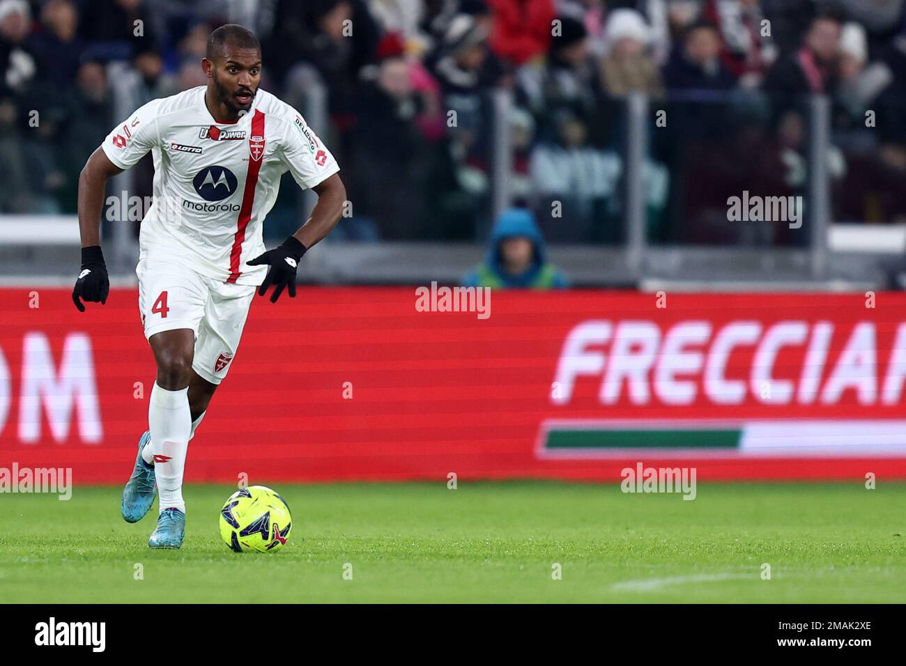 Marlon Santos di AC Monza controlla la palla durante la partita della Coppa Italia tra Juventus FC e AC Monza allo Stadio Allianz il 19 gennaio 2023 a Torino. Credit: Marco Canoniero/Alamy Live News Foto Stock