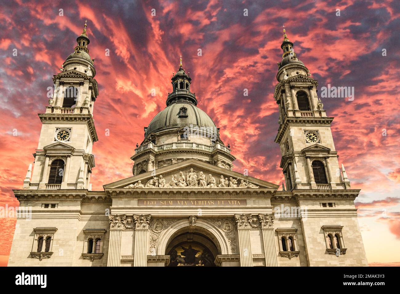 Uno degli edifici più importanti della chiesa ungherese, la Basilica di Santo Stefano a Budapest, con un suggestivo cielo rosso Foto Stock
