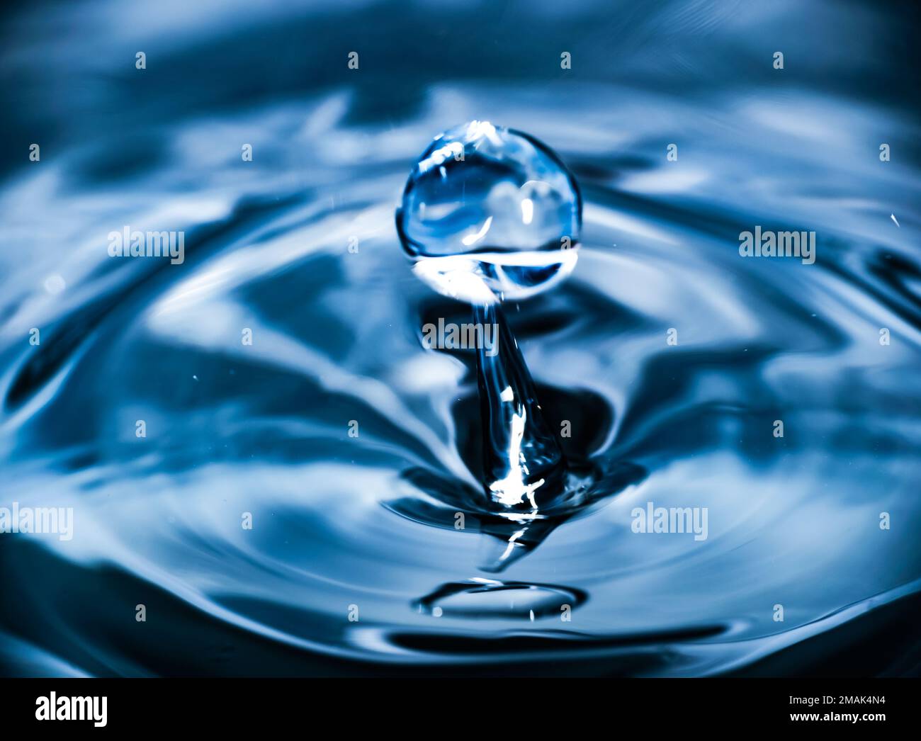 Foto macro di forme uniche formate da gocce d'acqua Foto Stock
