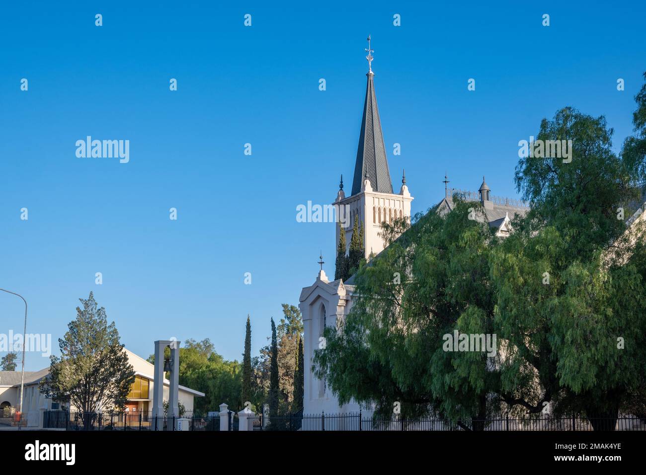 Una chiesa campanile a Calvinia piccola città, Capo del Nord, Sud Africa. Foto Stock