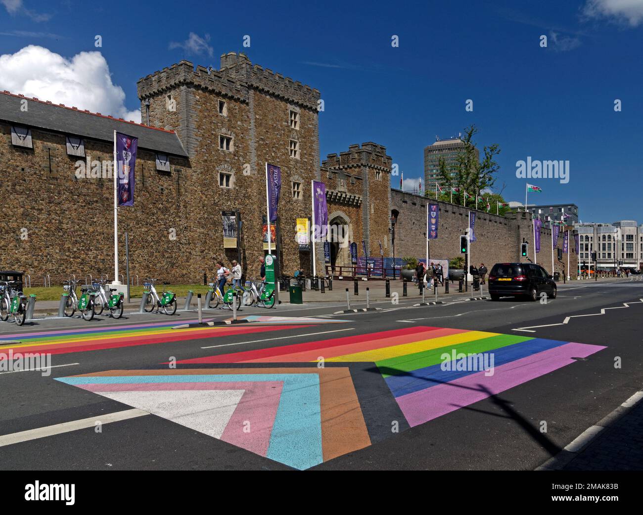 Castello di Cardiff con marcature di strada arcobaleno di fronte. Luglio 2022. Estate. cym Foto Stock