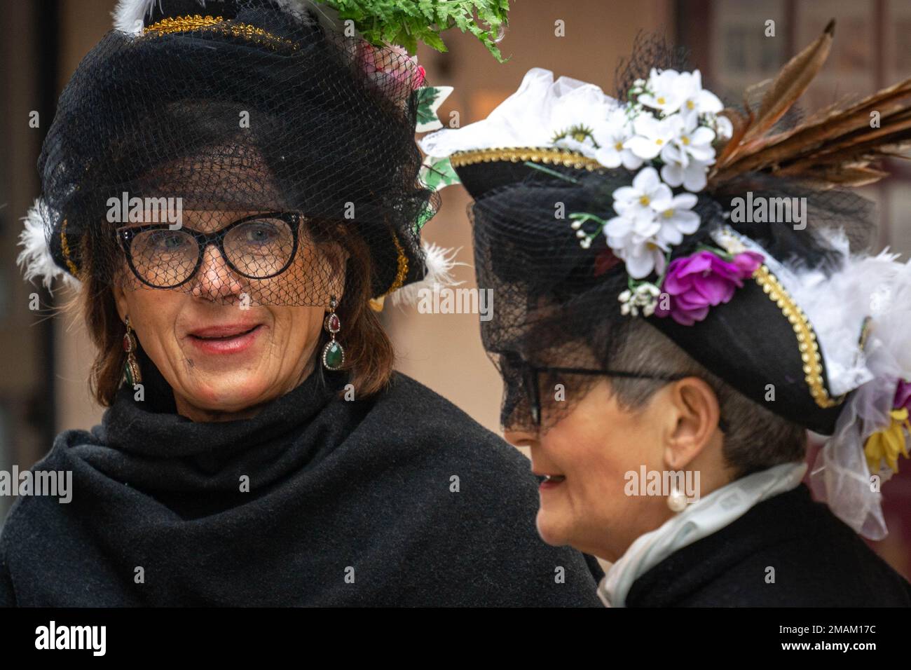 Due donne adulte in costume nero medievale di carnevale a venezia Foto Stock