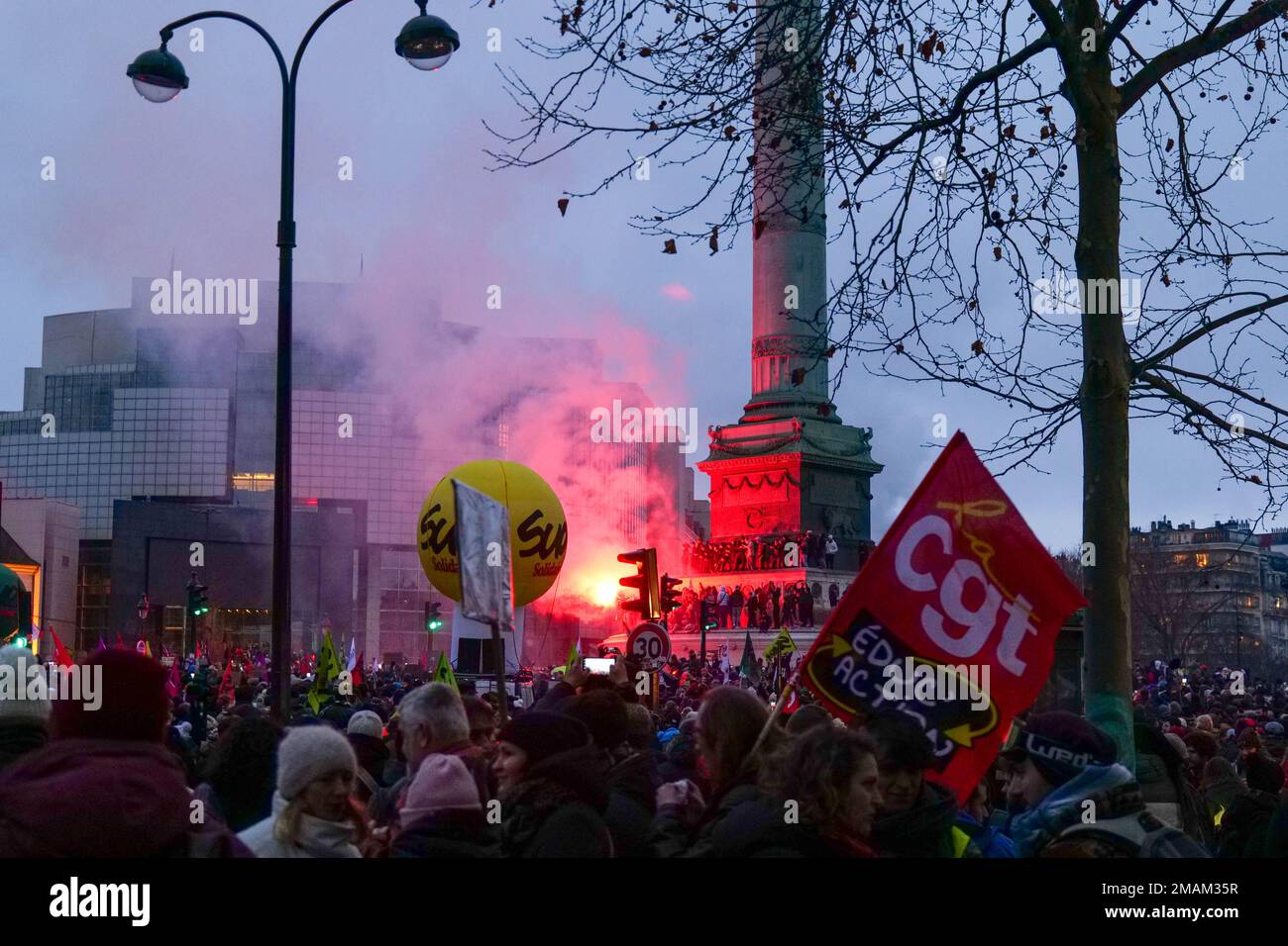 Parigi, Francia, 19/01/2023. A Parigi gli sciatori si sono dimostrati contrari alla riforma pensionistica del governo. Pierre Galan/Alamy Live News Foto Stock