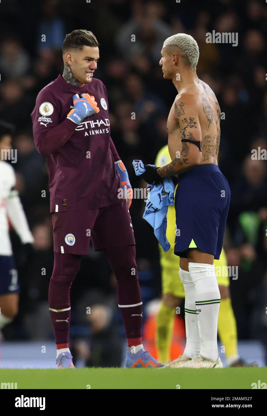 Manchester, Regno Unito. 19th gennaio 2023. I compagni di squadra brasiliani Ederson di Manchester City e Richarlison di Tottenham chiacchierano durante la partita della Premier League all'Etihad Stadium, Manchester. Credit: Sportimage/Alamy Live News Foto Stock