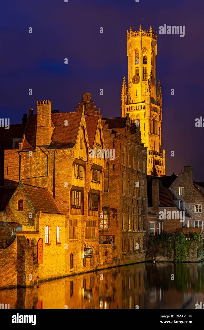 Bruges campanile di notte in inverno, Fiandre Occidentali, Belgio. Foto Stock