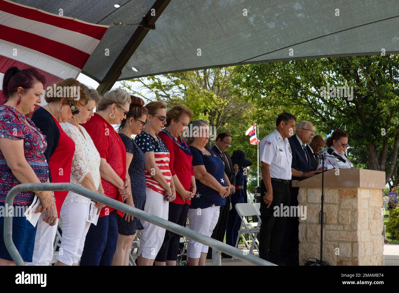 I partecipanti alla cerimonia del Memorial Day si inchinano mentre Joe Walts, a destra, invoca il cimitero di Fort Sam Houston sulla base comune di San Antonio - Fort Sam Houston, Texas, 30 maggio 2022. La cerimonia del Memorial Day è stata tenuta per onorare tutti i militari caduti che sono morti durante il loro servizio negli Stati Uniti Forze armate. Foto Stock