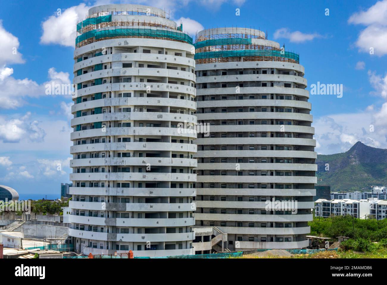 Mauritius, 2021 dicembre - insoliti edifici cilindrici alti in costruzione Foto Stock