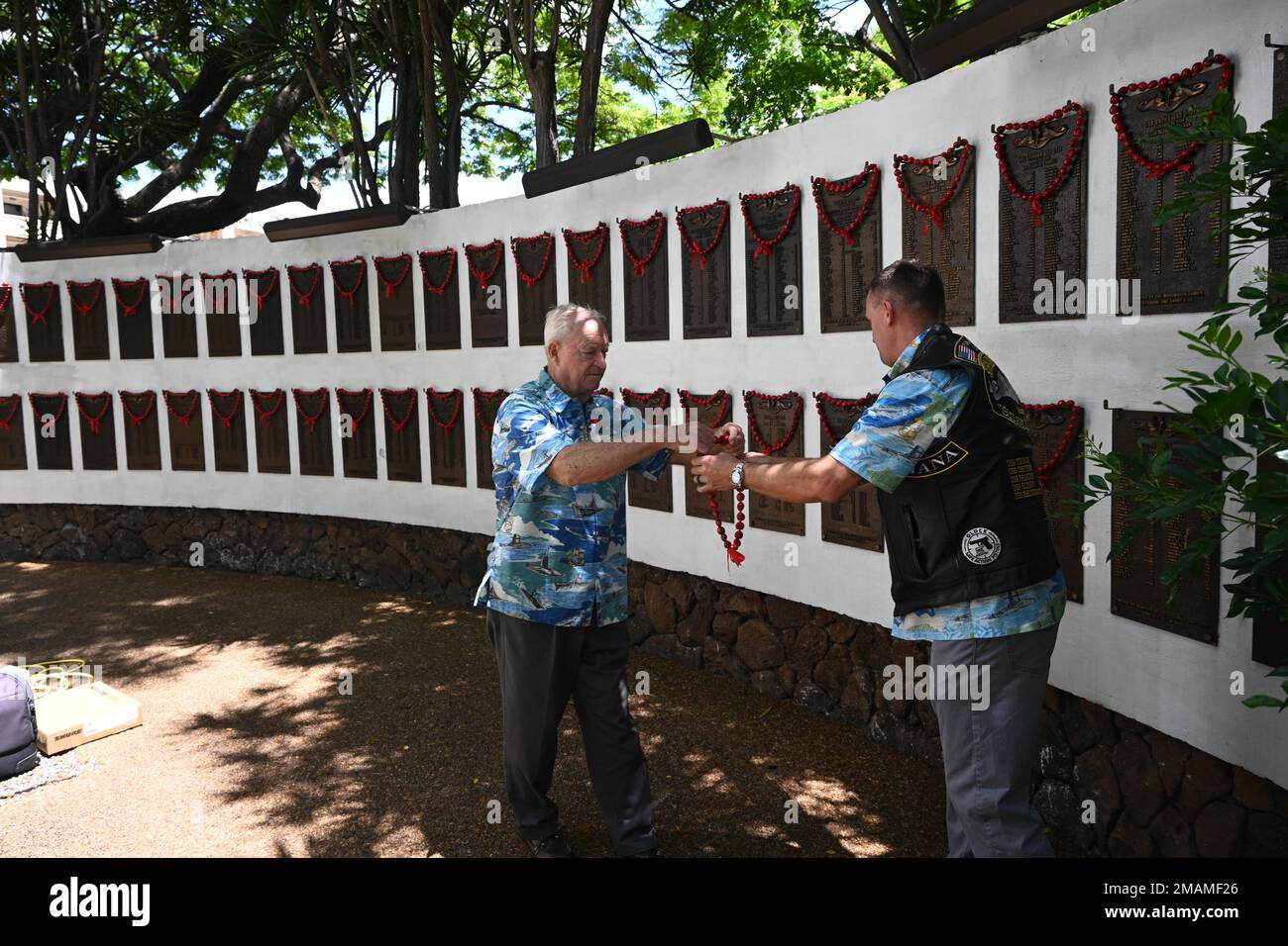 220530-N-LN285-1016 BASE COMUNE PEARL HARBOR-HICKAM (30 maggio 2022) -- Un membro della base Bowfin SubVets presenta un lei commemorativo onorando un sottomarino perso nella seconda guerra mondiale, al parco sottomarino USS Parche e Memorial alla base congiunta Pearl Harbor-Hickam, 30 maggio 2022. Durante l'evento annuale del Memorial Day sponsorizzato dai SubVets base Bowfin, i sommergienti onorano coloro che hanno sacrificato la loro vita difendendo la nostra nazione, e tutti coloro che sono in "perenne pattuglia". Foto Stock