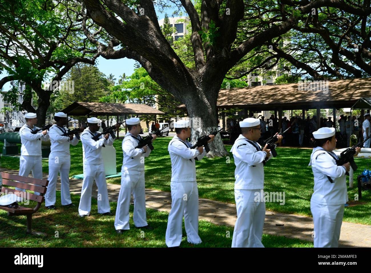 220530-N-SS492-1086 BASE CONGIUNTA PEARL HARBOR-HICKAM (30 maggio 2022) -- membri della base congiunta Pearl Harbor-Hickam Navy Honor Guard distaccamento fuoco un volo a tre cannoni, presso la USS Parche Submarine Park e Memorial alla base congiunta Pearl Harbor-Hickam, 30 maggio 2022. Durante l'evento annuale del Memorial Day sponsorizzato dai SubVets base Bowfin, i sommergienti onorano coloro che hanno sacrificato la loro vita difendendo la nostra nazione, e tutti coloro che sono in "perenne pattuglia". Foto Stock