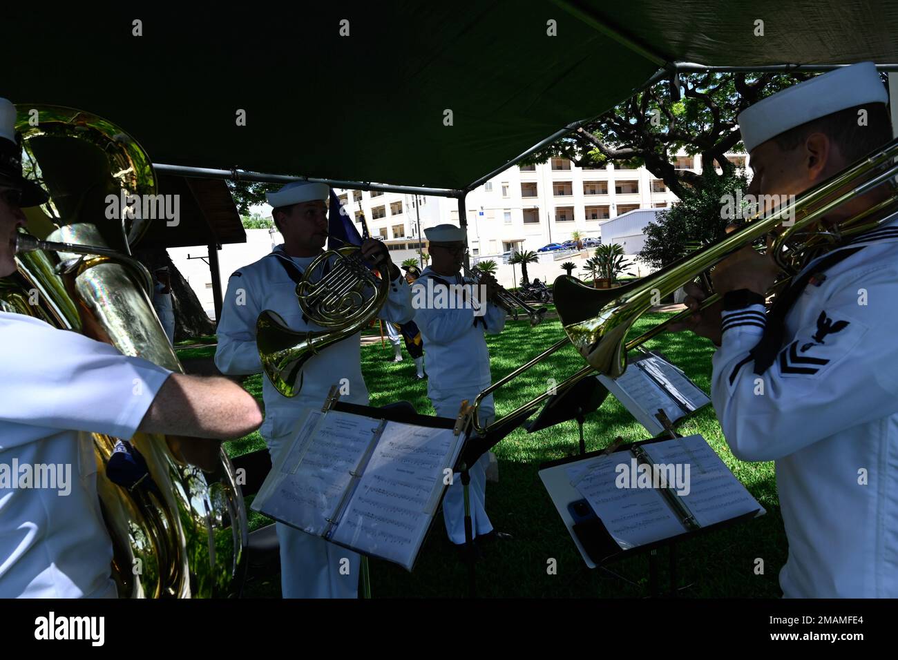 220530-N-SS492-1022 BASE COMUNE PEARL HARBOR-HICKAM (30 maggio 2022) -- membri degli Stati Uniti Il quintetto della Pacific Fleet “Harbor Brass” si esibirà in occasione dell'evento annuale del Memorial Day sponsorizzato dai Bowfin base SubVets, presso lo USS Parche Submarine Park e il Memorial presso la Joint base Pearl Harbor-Hickam, 30 maggio 2022. Durante l'evento annuale del Memorial Day sponsorizzato dai SubVets base Bowfin, i sommergienti onorano coloro che hanno sacrificato la loro vita difendendo la nostra nazione, e tutti coloro che sono in "perenne pattuglia". Foto Stock