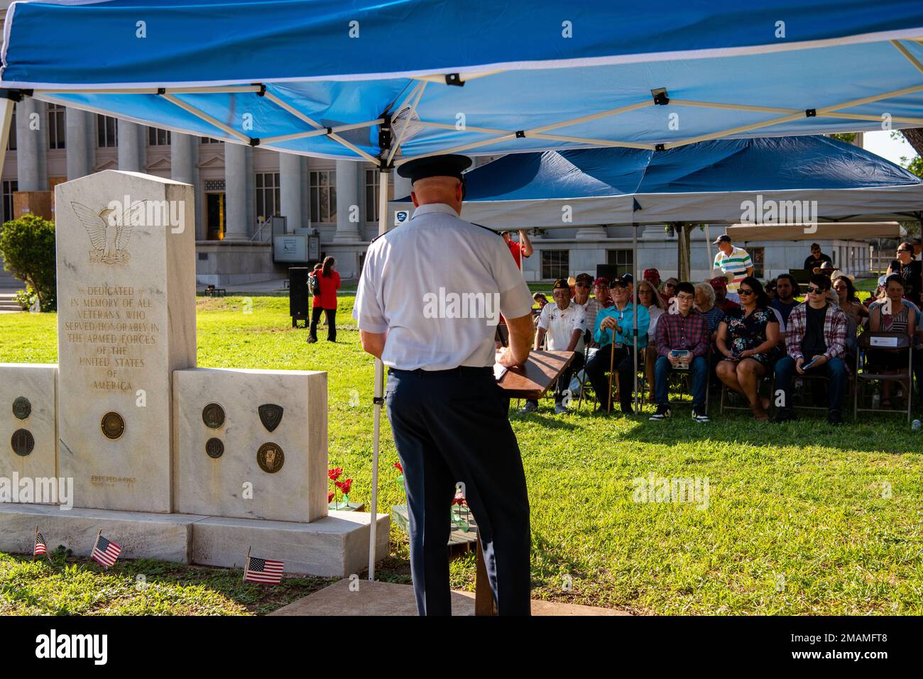 STATI UNITI Matthew Reilman, comandante dell'aeronautica militare 17th, parla durante un servizio del Memorial Day presso il Tom Green County Courthouse Lawn, San Angelo, Texas, 30 maggio 2022. Reilman ha sottolineato l'importanza di onorare coloro che hanno dato la loro vita nella linea di dovere così come coloro che continua senza di loro. Foto Stock