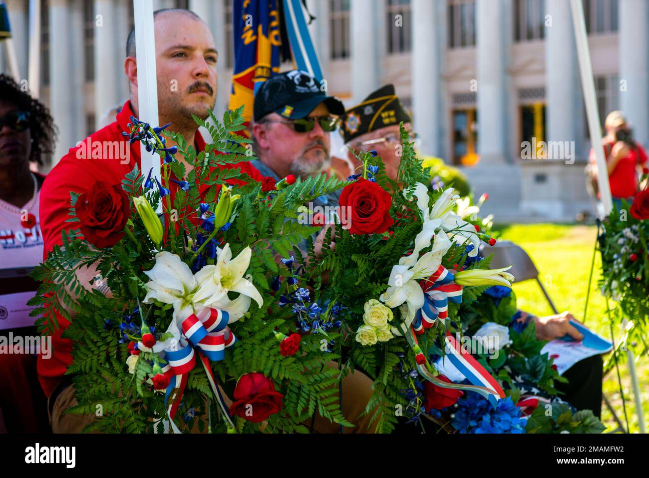 STATI UNITI Tecnologia Air Force. Il sergente Andrew Fruehan, 312th istruttore di addestramento dello squadrone, ascolta un discorso durante un servizio di Memorial Day al Tom Green County Courthouse Lawn, San Angelo, Texas, 30 maggio 2022. I membri della base dell'aeronautica Goodfellow e i veterani della comunità di San Angelo si sono riuniti per onorare coloro che hanno fatto l'ultimo sacrificio. Foto Stock