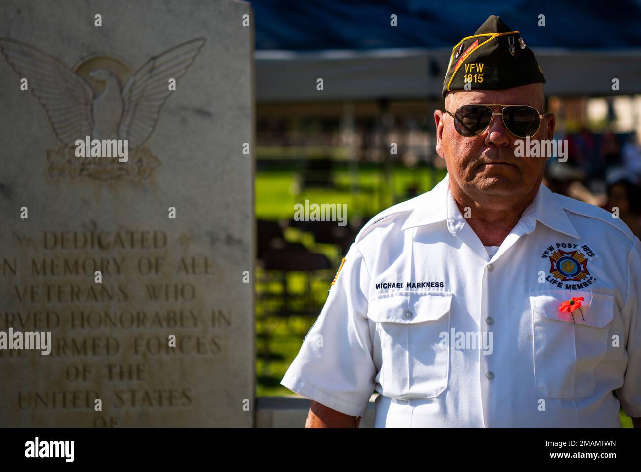 STATI UNITI Personale militare Sergente (in pensione) Michael Harkness, ranger aereo, si trova di fronte al monumento commemorativo dei veterani durante un servizio di Memorial Day presso il Tom Green County Courthouse Lawn, San Angelo, Texas, 30 maggio 2022. Harkness è attualmente il vice comandante minore dei veterani di guerra estera Post 1815. Foto Stock